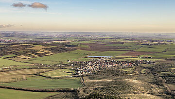 Eine Landschaft mit Siedlungen aus der Vogelperspektive. Weitere Informationen siehe Bildunterschrift