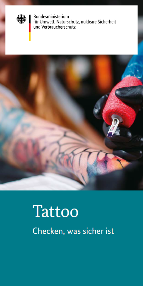 Ein tätowierter Arm, der erneut tätowiert wird.