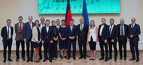 Die deutsche Delegation mit dem Umwelt- und Wirtschaftsminister der Ukraine Oleksandr Kravchenko.