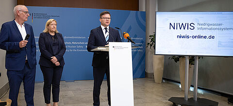 Bundesumweltminister Carsten Schneider, Klimabürgermeisterin der Stadt Würzburg Dr. Sandra Vorlavá und Präsident der Bundesanstalt für Gewässerkunde Dirk Schwardmann