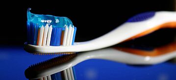 Zahnbürste mit Zahnpasta
