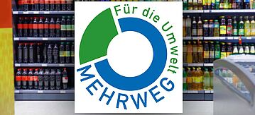 Getränkeregal im Supermarkt. Darauf das Logo "Mehrwegzeichen"