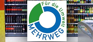 Getränkeregal im Supermarkt. Darauf das Logo "Mehrwegzeichen"