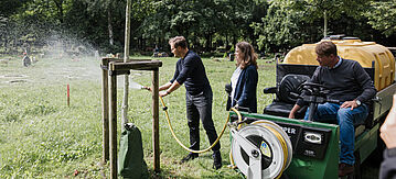 Carsten Schneider bei der Bewässerung einer Wiese