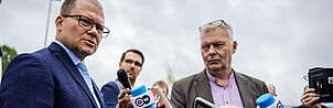 Bundesumweltminister Schneider spricht mit der Presse.