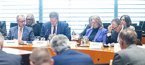 Spitzengespräch der Bundesregierung mit Ministerpräsidenten und Vertretern der Automobilindustrie im Internationalen Konferenzsaal im Bundeskanzleramt.