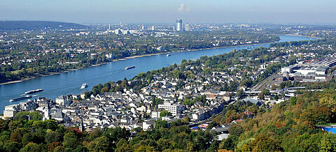 Königswinter am Rhein mit Bonn im Hintergrund