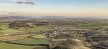 Eine Landschaft mit Siedlungen aus der Vogelperspektive