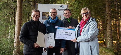Von links nach rechts: Bundesumweltminister Carsten Schneider, Martin Schmidt und Adrian Johst, Thüringens Umweltstaatssekretärin Karin Arndt. Rennsteig: Übergabe des Fördermittelbescheid durch Bundesumweltminister Carsten Schneider zum Naturschutzgroßprojekt Bäche, Moore und Bergwiesen der Naturstiftung David.