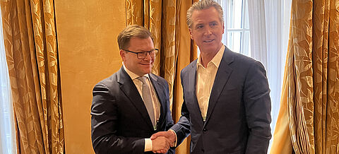 Carsten Schneider und Gavin Newsom beim Händedruck
