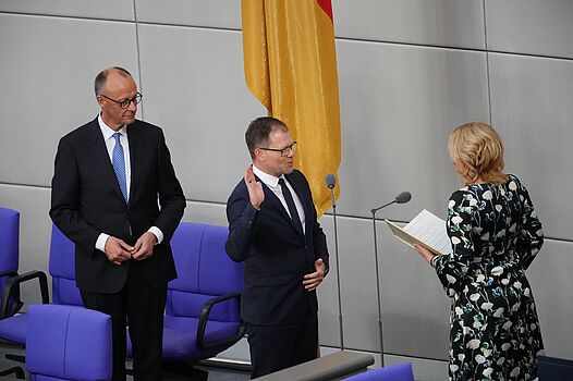 Friedrich Merz wird im Deutschen Bundestag zum Bundeskanzler gewählt. Carsten Schneider bei der Vereidigung im Bundestag mit Bundestagspräsidentin Julia Klöckner und Bundeskanzler Friedrich Merz