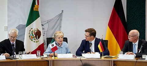 Bundesumweltminister Carsten Schneider und seine mexikanische Amtskollegin Alicia Bárcena Ibarra sowie 2 hochrangige Entscheidungsträger
