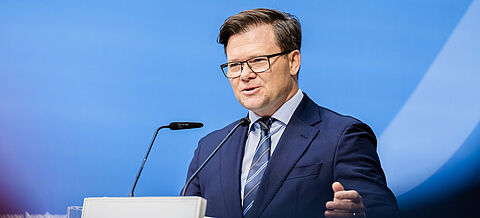 Bundesumweltminister Carsten Schneider beim High-Level Forum Zukunft Wasser im BMUKN in Berlin